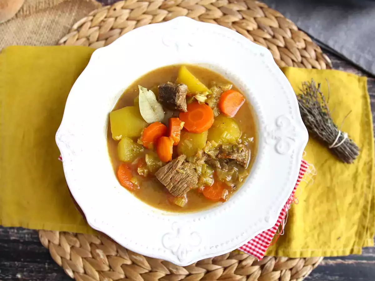 Задушено говеждо и картофи в тенджера под налягане - снимка 4