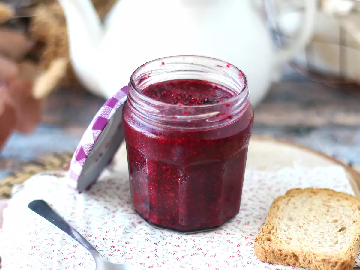 Здравословно сладко с горски плодове и семена от чиа