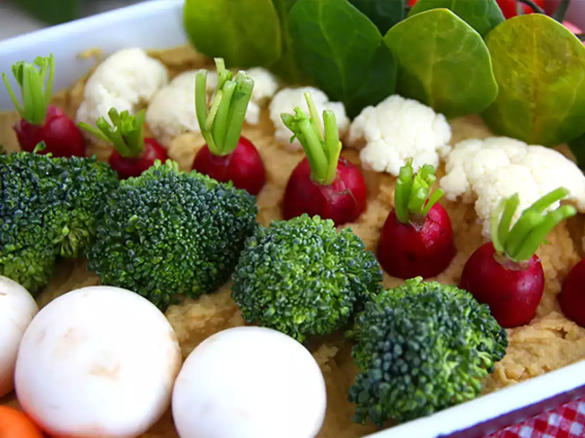 Зеленчукова градина за аперитиви (хумус и бейби зеленчуци) - снимка 6