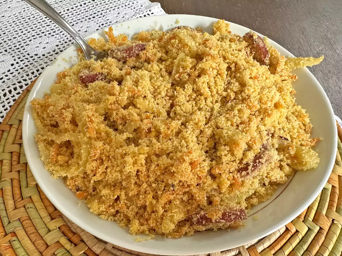 Златиста фарофа с пикантна наденица, яйце и морков - снимка 2