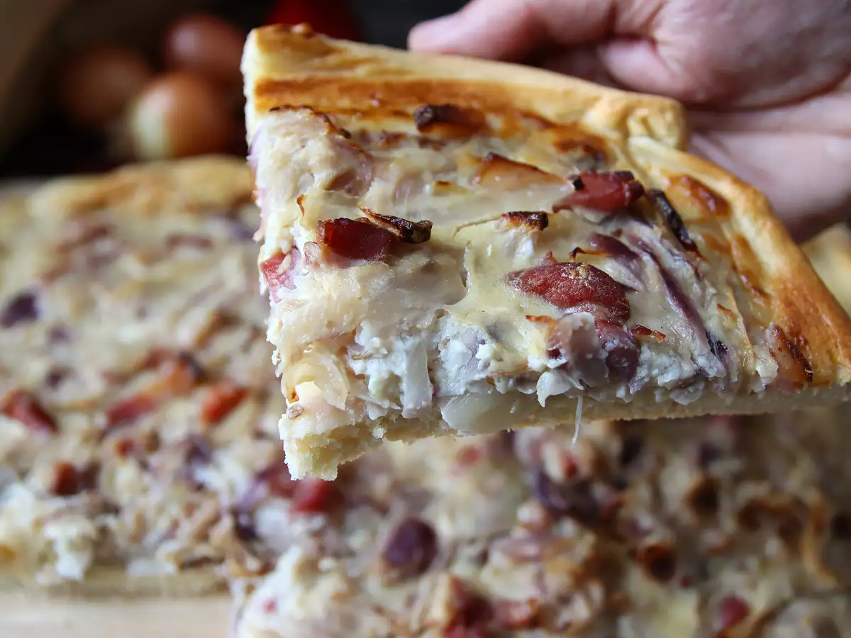 Zwiebelkuchen: немски лучен пай с крехък лук и бекон - снимка 4