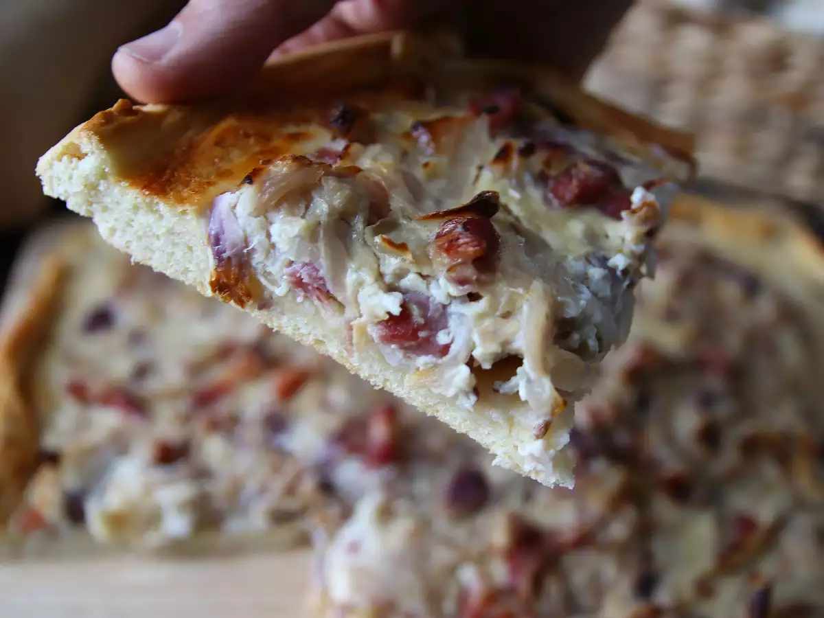 Zwiebelkuchen: немски лучен пай с крехък лук и бекон - снимка 5